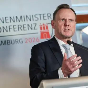 Innensenator Grote sieht bei einer Regierungsübernahme der AfD in Sachsen-Anhalt Gefahren für die Sicherheitsbehörden. (Archivbild)