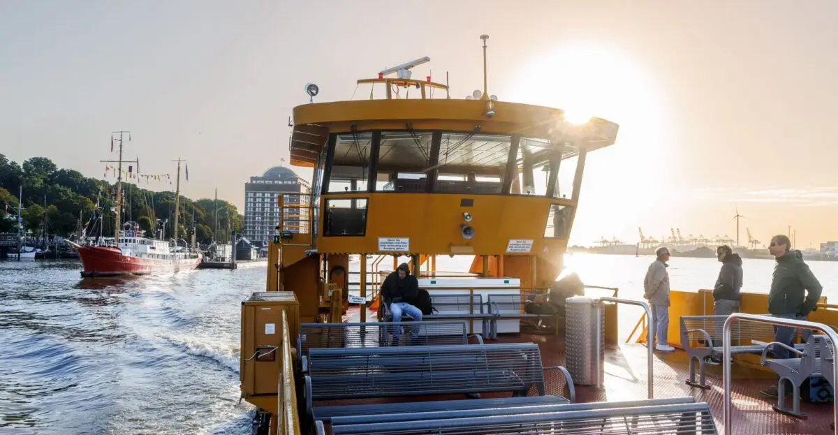 Im Hamburger Hafen sind öffentliche Fähren und private Barkassen unterwegs. (Archivbild)
