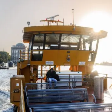 Im Hamburger Hafen sind öffentliche Fähren und private Barkassen unterwegs. (Archivbild)