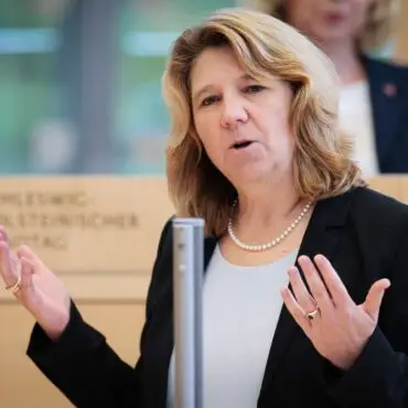 Gesundheitsministerin Kerstin von der Decken (CDU) redet in einer Landtagssitzung.