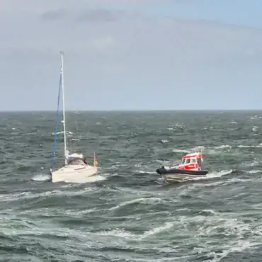 Seenotrettung vor Helgoland mit dem Seenotrettungskreuzer HERMANN MARWEDE