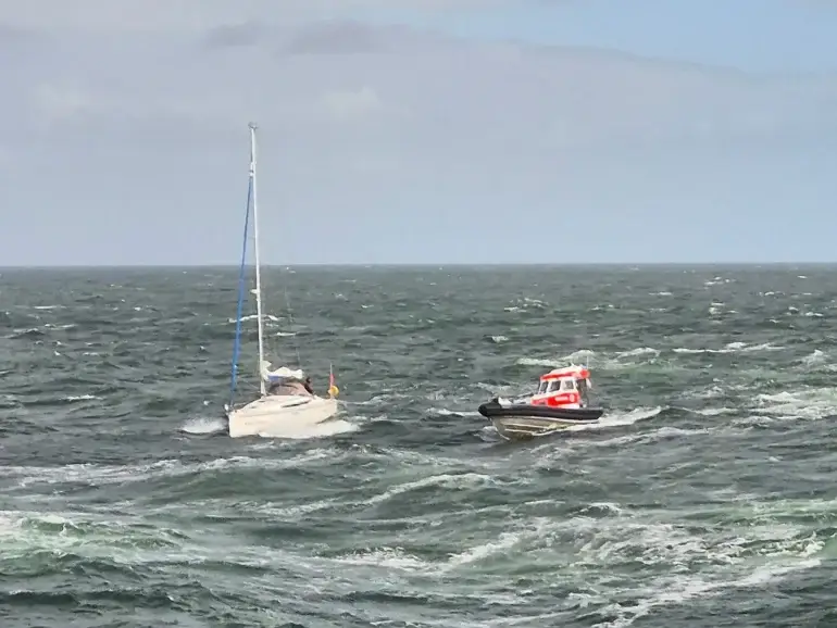 Seenotrettung vor Helgoland mit dem Seenotrettungskreuzer HERMANN MARWEDE