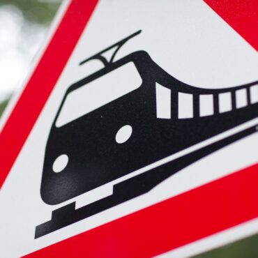 Der Unfall an einem Bahnübergang im Februar 2025 wäre laut Ermittlern vermeidbar gewesen. (Symbolbild)