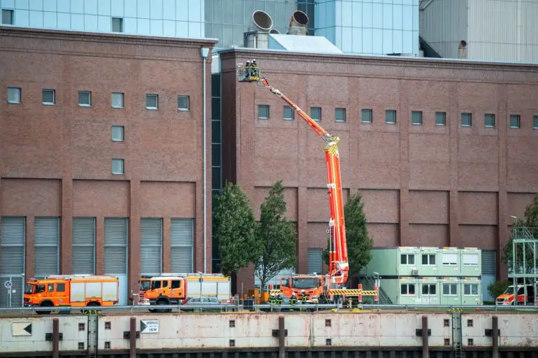 Der Einsatz der Feuerwehr am Kraftwerk Tiefstack in Hamburg wurde am Samstagabend beendet.
