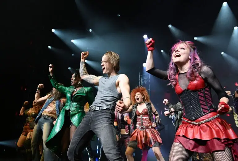 Isabel Waltsgott (r) spielte zuletzt die Rolle des Scaramouche in «We will rock you». (Archivbild)