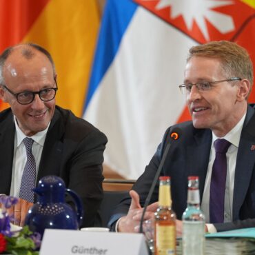 Schleswig-Holsteins Ministerpräsident Daniel Günther (rechts) setzt auf eine erfolgreiche Kanzlerschaft von Friedrich Merz (beide CDU). (Archivbild)