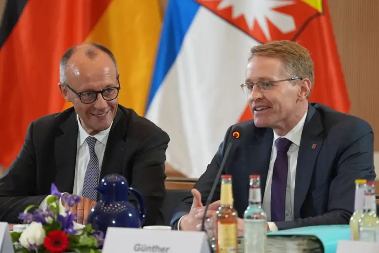 Schleswig-Holsteins Ministerpräsident Daniel Günther (rechts) setzt auf eine erfolgreiche Kanzlerschaft von Friedrich Merz (beide CDU). (Archivbild)