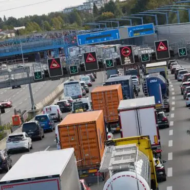Am kommenden Wochenende wird die A7 in Hamburg wegen Bauarbeiten im Bereich der Lärmschutztunnel Schnelsen und Stellingen voll gesperrt. (Archivbild)