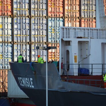 Ein Schiff fährt langsam in die Schleusenkammer der Brunsbütteler Schleuse. Im Vergleich der drei Nordländer entwickelte sich die Wirtschaft Schleswig-Holsteins am besten.