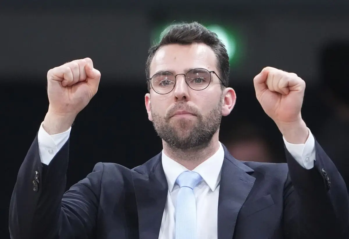 Towers-Trainer Benka Barloschky jubelt nach einem Korb für sein Team.