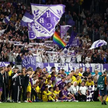 Gruppenbild mit Gegner: Nach dem Pokalspiel feierten die HEBC-Amateure mit den Dortmunder Profis.