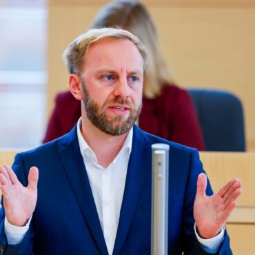 Der SPD-Innenpolitiker Niclas Dürbrook fordert eine Mobilitätsgarantie. (Archivbild)
