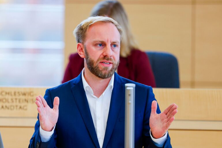 Der SPD-Innenpolitiker Niclas Dürbrook fordert eine Mobilitätsgarantie. (Archivbild)
