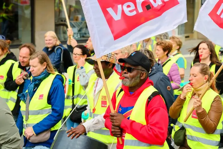 Wie hier in Kiel hatten Beschäftigte im Sommer mit Streikaktionen ihren Forderungen Nachdruck verliehen. (Archivbild)