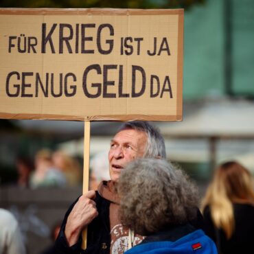 «Für Krieg ist ja genug Geld da» ist auf einem Schild zu lesen.
