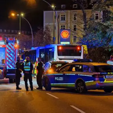 Polizei und Feuerwehr waren bei einem tödlichen Unfall in Hamburg im Einsatz.