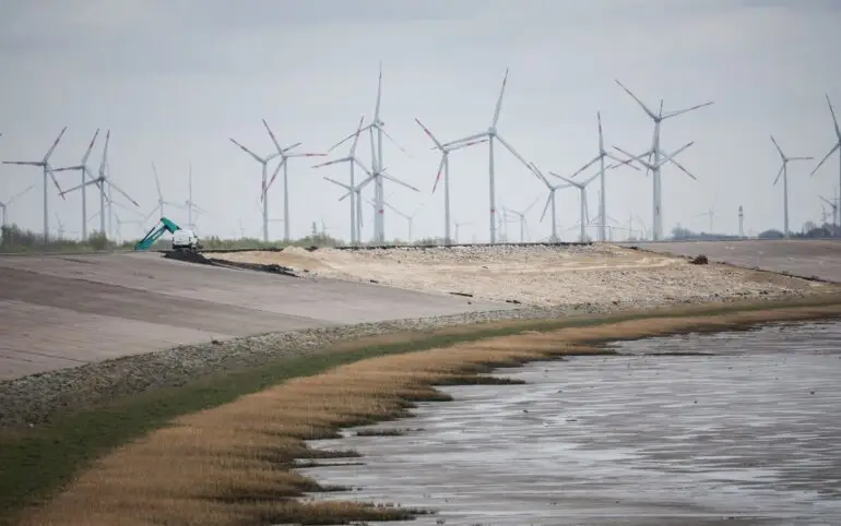 Die Gesamtkosten für die Deichverstärkung am Eiderdamm Nord betragen rund 30 Millionen Euro. (Archivbild)
