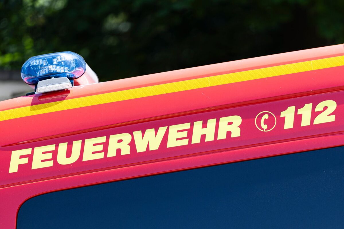 Die Feuerwehr rettete einen Menschen und eine Katze aus dem Hamburger Mittelkanal. (Symbolbild)