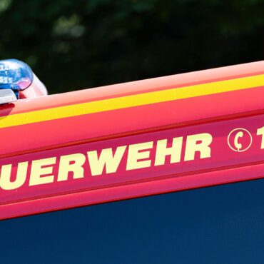 Die Feuerwehr rettete einen Menschen und eine Katze aus dem Hamburger Mittelkanal. (Symbolbild)
