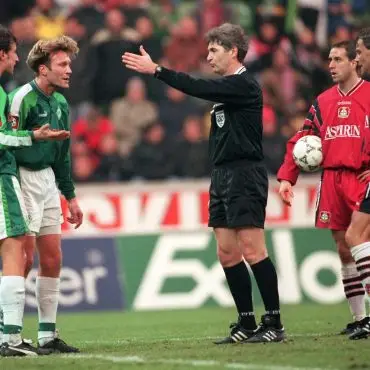 Der frühere Werder-Profi Thomas Wolter (2.v.l.) wird beim Erstrundenspiel seines Ex-Clubs HEBC am Dienstag gegen Borussia Dortmund im Stadion sein. (Archivbild)