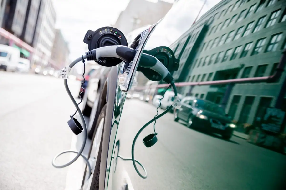 Bund und Länder sollten bei der Neubeschaffung konsequent auf Elektroautos setzen und keine Plug-in-Hybride kaufen, findet die Deutsche Umwelthilfe. (Symbolbild)