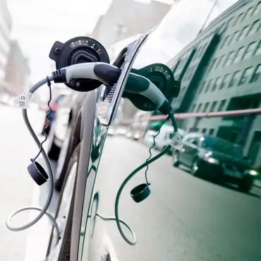 Bund und Länder sollten bei der Neubeschaffung konsequent auf Elektroautos setzen und keine Plug-in-Hybride kaufen, findet die Deutsche Umwelthilfe. (Symbolbild)