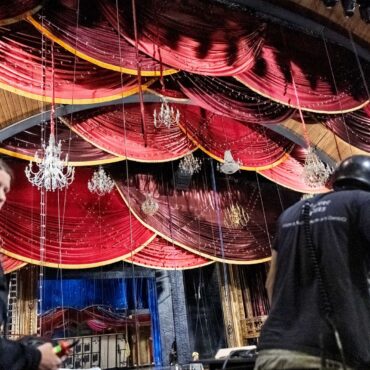 Es ist Endspurt vor dem Beginn der Aufführungen des Musicals «Moulin Rouge» im Theater am Großmarkt.