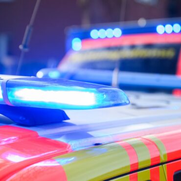 Vergeblich haben Rettungskräfte um das Leben eines verunglückten Motorradfahrers in Hamburg-Bergedorf gekämpft. (Symbolbild)