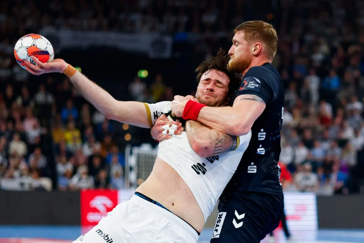 Kiels Veron Nacinovic (l) und Flensburgs Blaz Blagotinsek kämpfen um den Ball. (Archivbild)