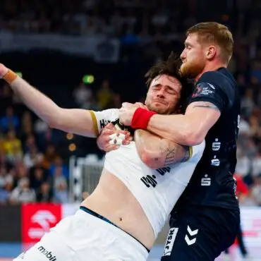 Kiels Veron Nacinovic (l) und Flensburgs Blaz Blagotinsek kämpfen um den Ball. (Archivbild)