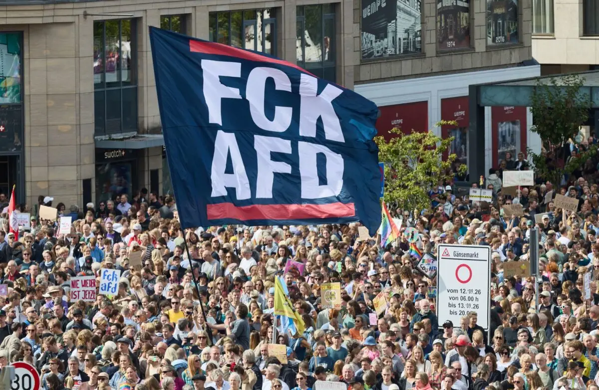 Die Veranstalter sprechen von 25.000 Teilnehmerinnen und Teilnehmern an der Demonstration gegen Rechtsextremismus.