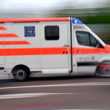 Neun Menschen müssen nach einem Unfall in Groß Kummerfeld ins Krankenhaus gebracht werden. (Symbolbild)