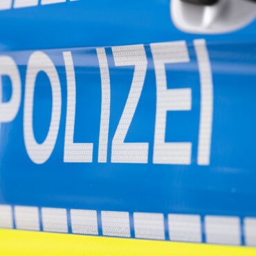 In Neumünster stürzte ein Dach zum Teil ein. (Symbolbild)