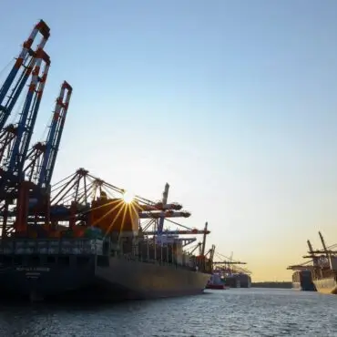Nach dem schlechten Start zu Jahresbeginn hofft der Hamburger Hafen beim Containerumschlag auf ein versöhnliches Jahresende. (Archivbild)
