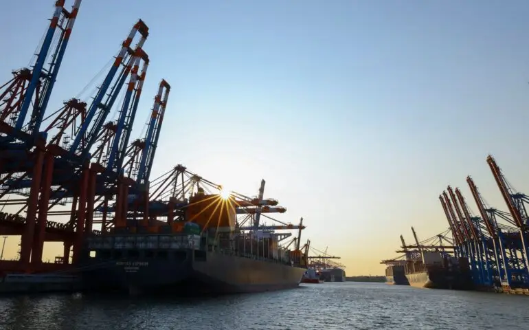 Nach dem schlechten Start zu Jahresbeginn hofft der Hamburger Hafen beim Containerumschlag auf ein versöhnliches Jahresende. (Archivbild)