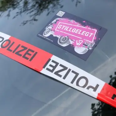 Die Polizei untersucht am Montagmorgen in Winterhude zahlreiche Autos, bei denen die Luft aus den Reifen gelassen wurde.
