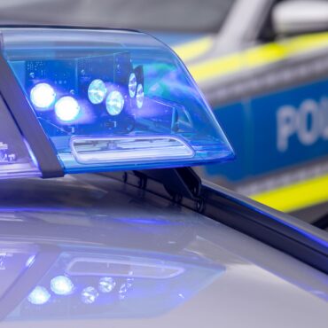 Die Polizei fahndet weiter nach den mutmaßlich jugendlichen Tätern. (Symbolbild)