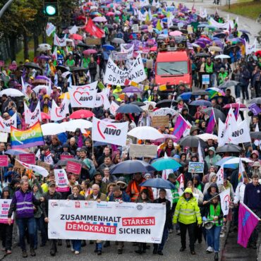 Nach Polizeiangaben beteiligten sich etwa 5.000 Menschen an der Demonstration.