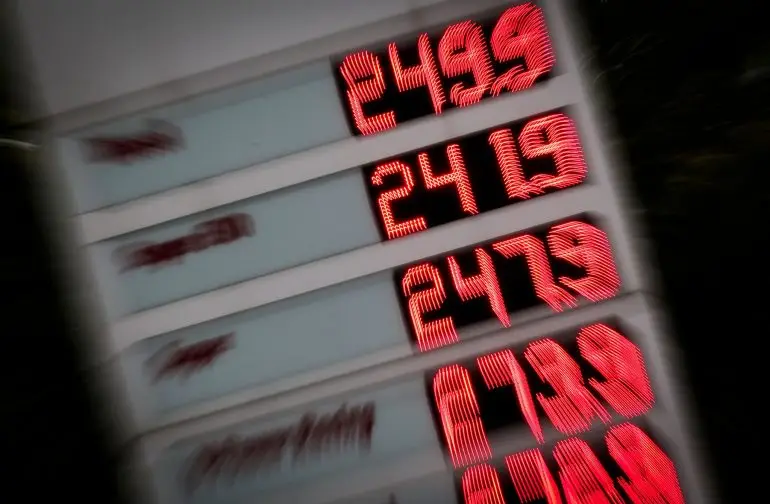 Die 12-Uhr-Regel soll nach Vorstellung der Regierung die hohen Tankpreise unter Kontrolle bringen. (Symbolbild)