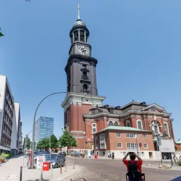 Die Hauptkirche St. Michaelis in Hamburg hat nun einen neuen Hauptpastor. (Archivbild)