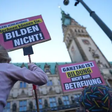 Hunderte Kinder, Jugendliche und Eltern haben gegen Kürzungen im Bildungsbereich demonstriert.