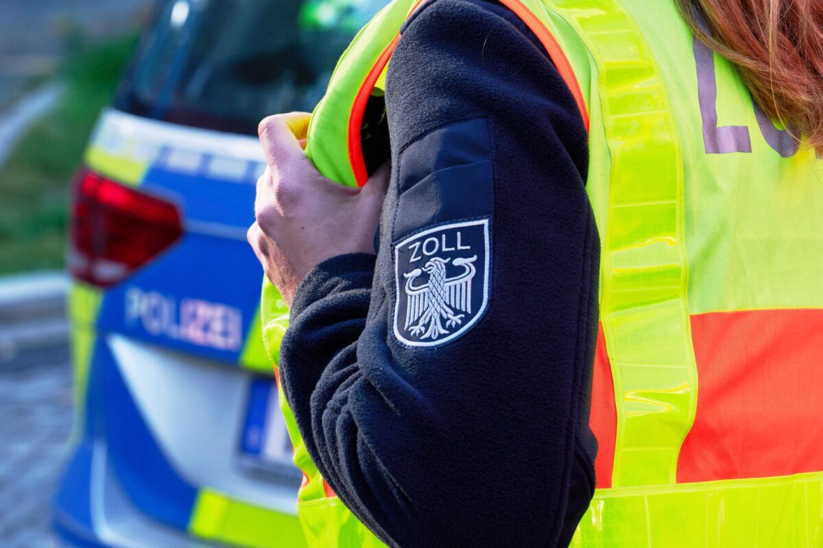Bei Ermittlungen zu Schwarzarbeit im Schiffbau durchsuchen rund 100 Zollbeamte Geschäftsräume und Werften in Norddeutschland und im Vogtland. (Symbolbild)