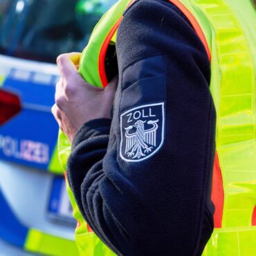 Bei Ermittlungen zu Schwarzarbeit im Schiffbau durchsuchen rund 100 Zollbeamte Geschäftsräume und Werften in Norddeutschland und im Vogtland. (Symbolbild)