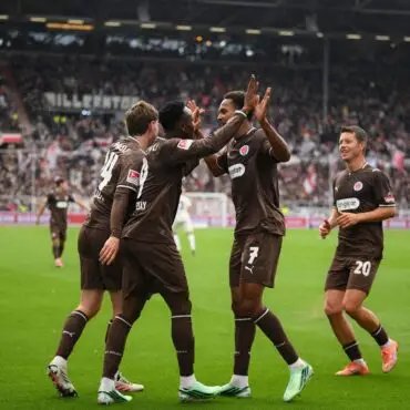 St. Pauli bejubelt den Treffer zum 1:0.