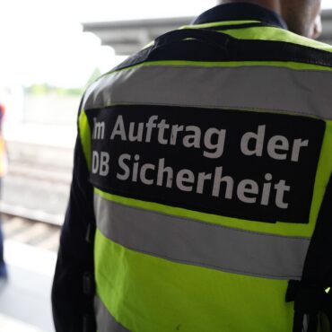 Ein 24-Jähriger soll Bahn-Sicherheitsmitarbeiter attackiert haben. (Symbolbild)