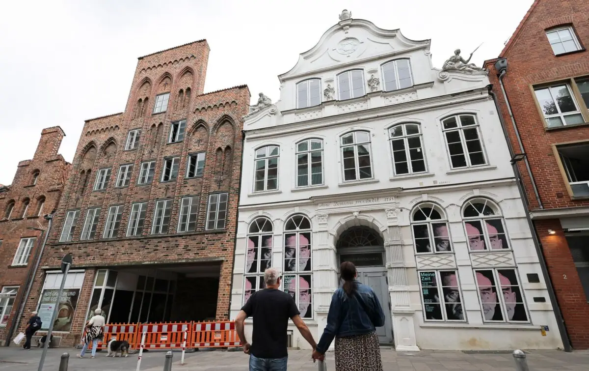 Passanten betrachten das geschlossene Buddenbrookhaus in der Lübecker Altstadt.