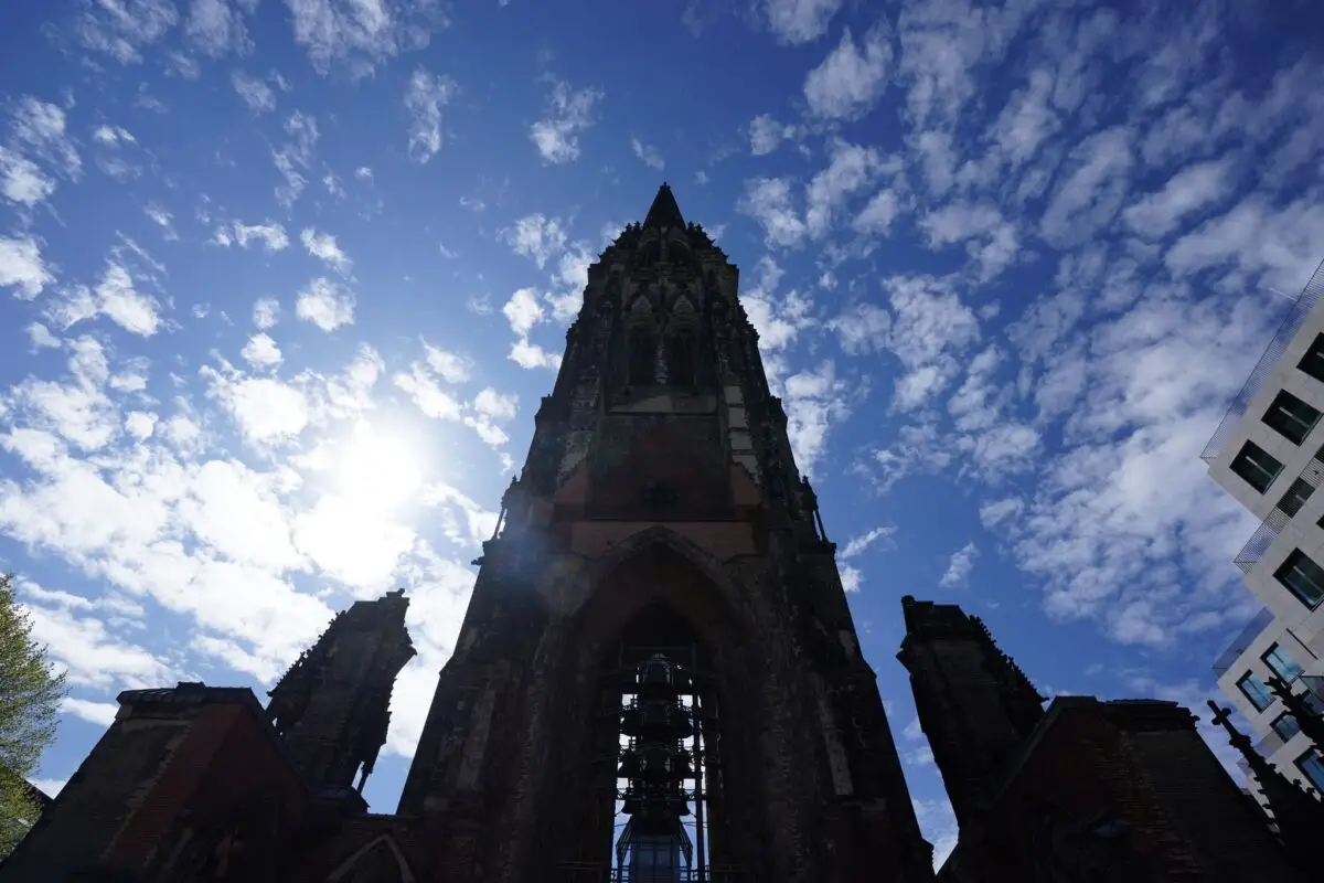 Blick auf die Nikolaikirche und das Mahnmal St. Nikolai. (Archivbild)