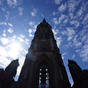 Blick auf die Nikolaikirche und das Mahnmal St. Nikolai. (Archivbild)