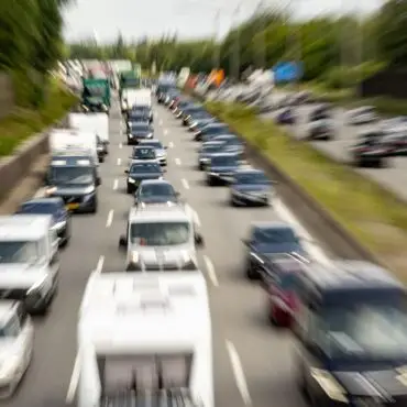 Der ADAC rechnete am Mittag mit rund 40 Minuten Zeitverlust auf der A1. (Symbolbild)