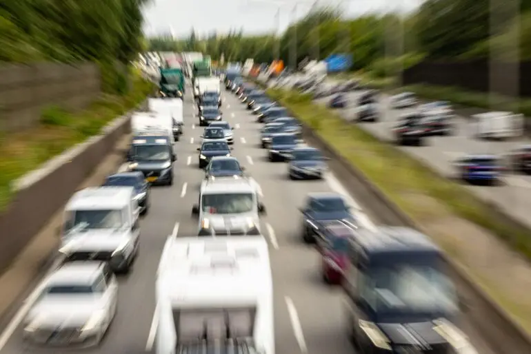 Der ADAC rechnete am Mittag mit rund 40 Minuten Zeitverlust auf der A1. (Symbolbild)